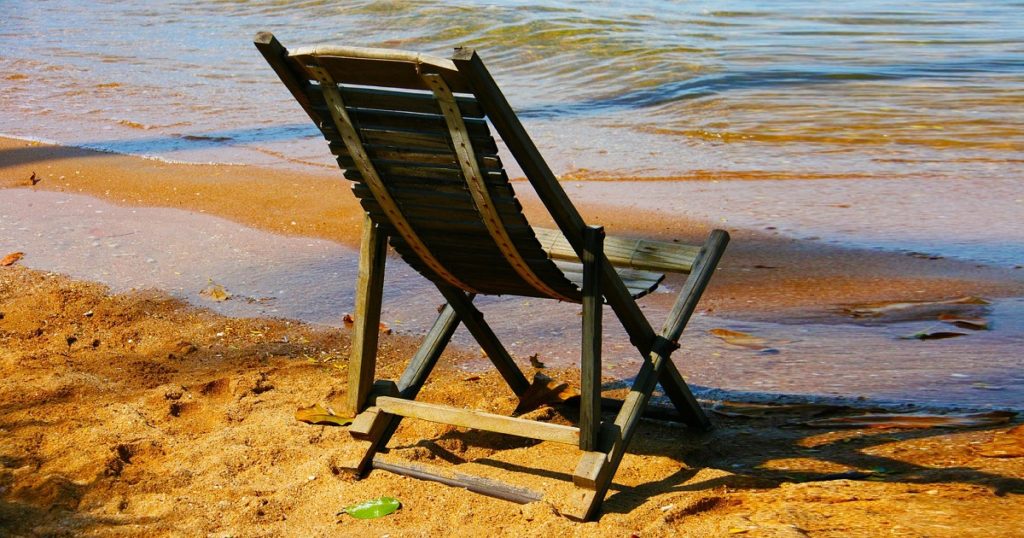 海辺の一人掛けの椅子